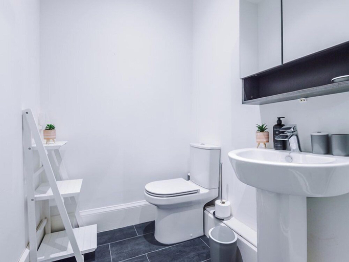 Bathroom 3, Cosy 2 Bed Apt Old Dutch Embassy, Kingston upon Hull