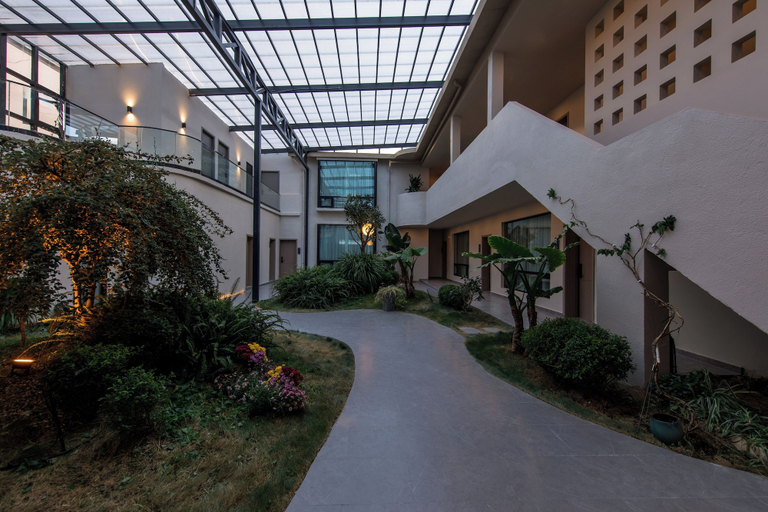 Exterior & Views