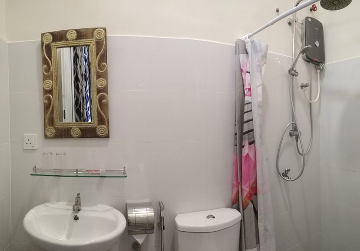 Bathroom 2, KC Beachfront, Marang