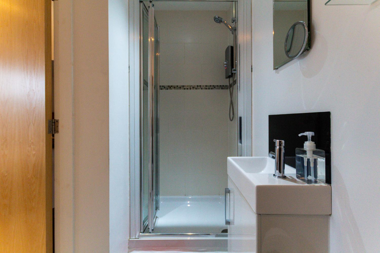 Bathroom 2, Chester City Studios with River Views and Parking by Rework Accommodation, Cheshire West and Chester