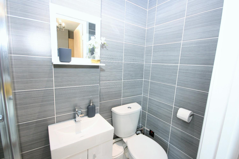 Bathroom 3, Crashpads Shoreditch Apartments - Brick Lane Mini Lofts, London