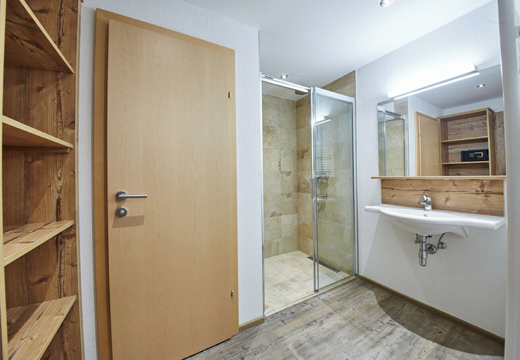 Bathroom 3, Delfi Ski & Bike Apartments, Zell am See