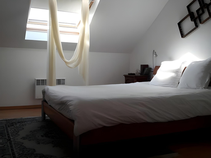 Others 5, At the Villa, Hainaut