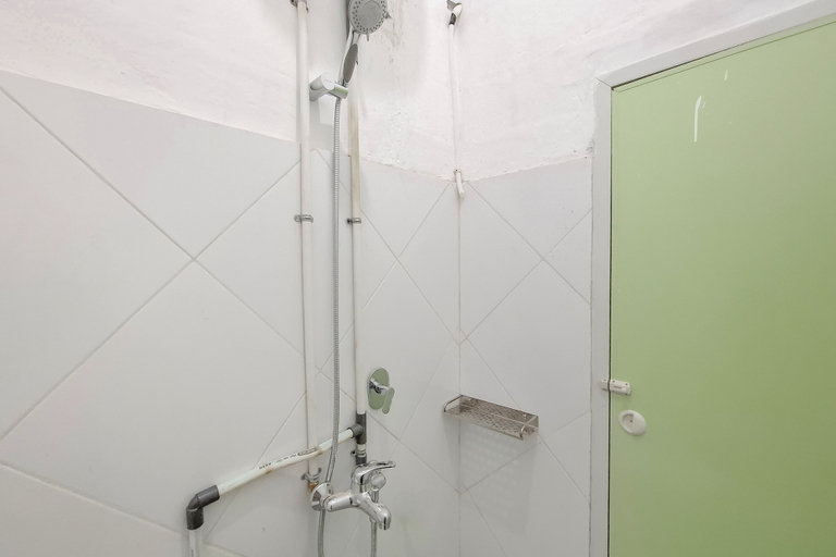 Bathroom 3, RedDoorz Syariah @ Griya Wahid Alun Alun Batang, Batang