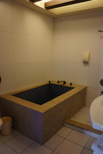 Bathroom 3, Paris Motel, Yulin