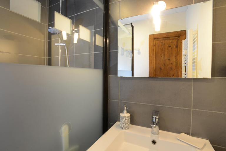 Bathroom 12