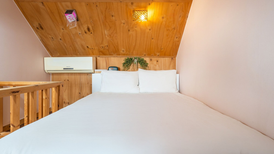 Bedroom 3, Yeongheungdo Blue Story Pension, Ongjin