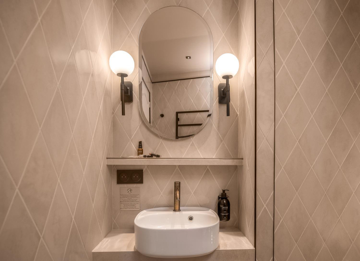 Bathroom 4, Hotel Louison, Paris