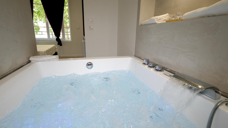 Bathroom 16