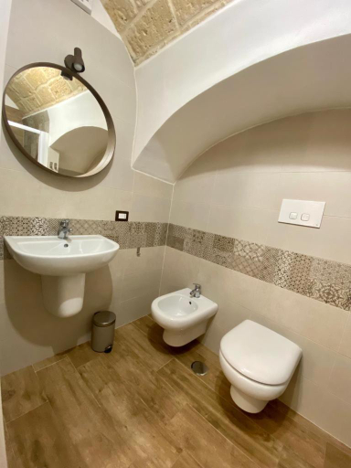 Others 5, B&B Gallina 18, Bari