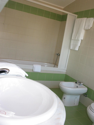 Bathroom 3, Hotel Santos, Guarda
