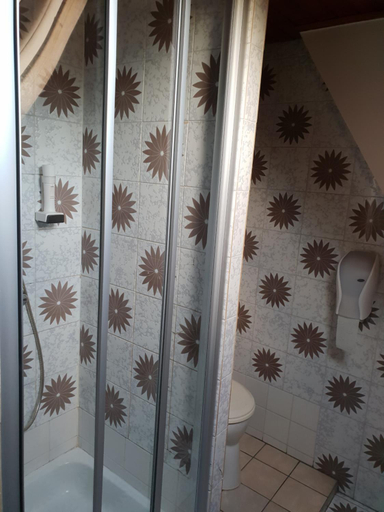 Bathroom 4, Pirates Hotel, Bruck an der Leitha