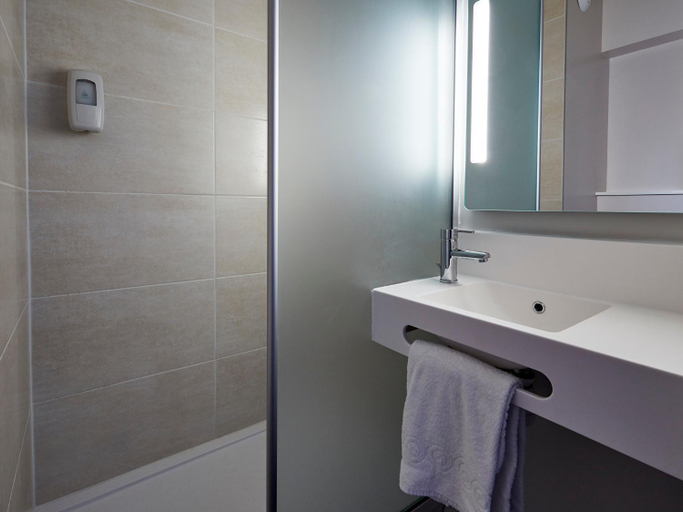 Bathroom 5, B&B HOTEL Orléans Saint Jean de Braye, Loiret