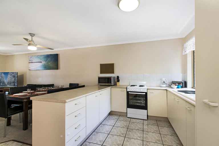 Others 4, Townhouse Holiday: close walk to beach & shops, Maroochy - Coastal North