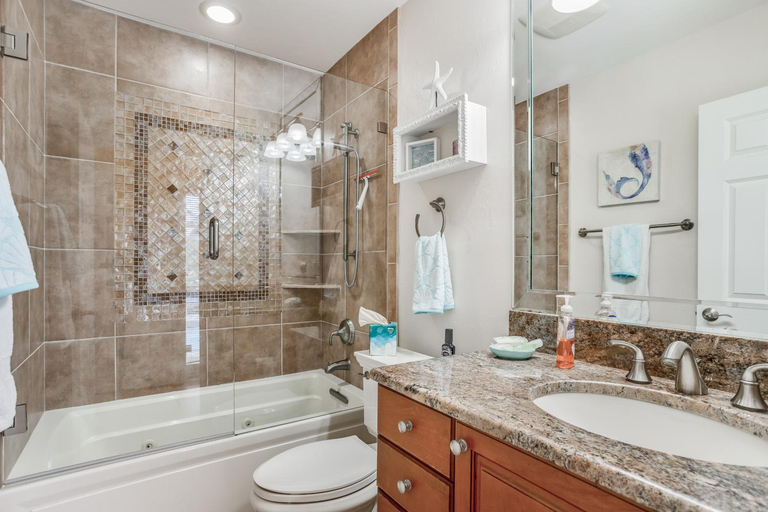 Bathroom 4, Palm Breeze Bliss, Collier