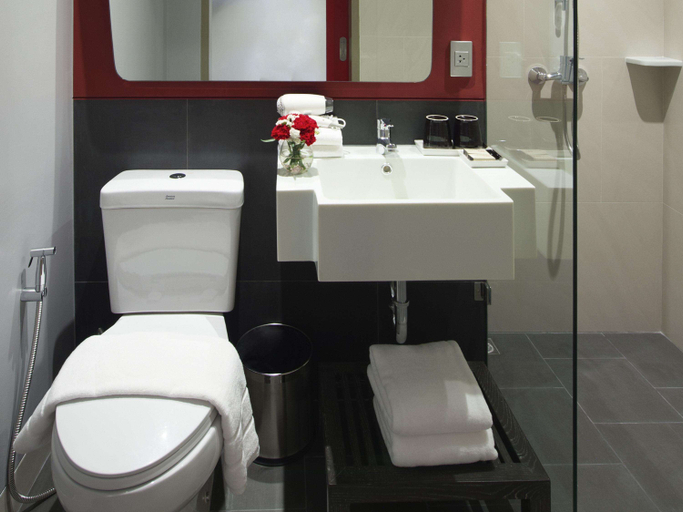 Bathroom 5, Ibis Bangkok Sukhumvit 24, Khlong Toey