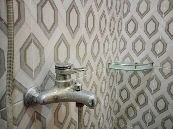Bathroom 16
