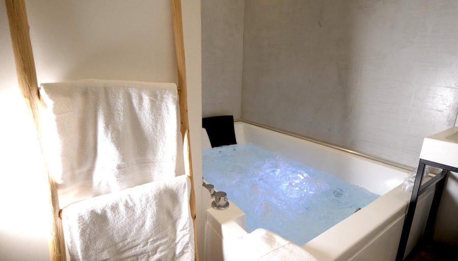 Bathroom 12