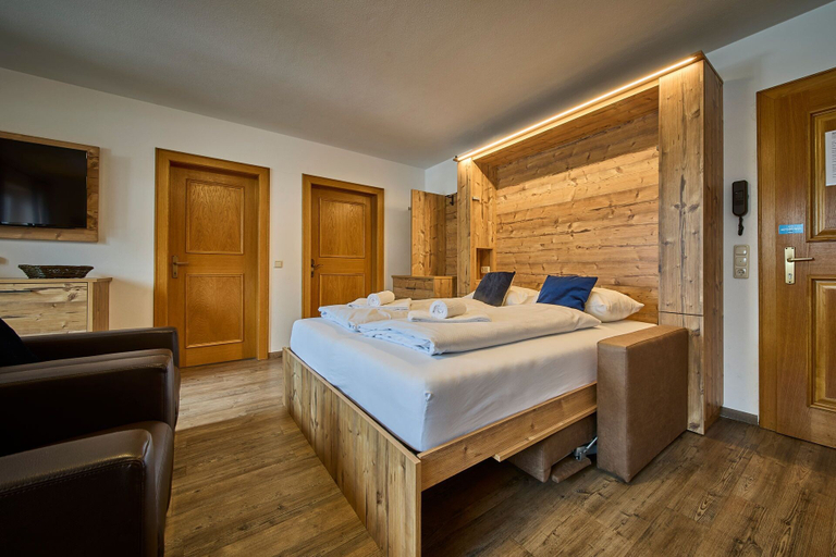 Bedroom 2, Delfi Ski & Bike Apartments, Zell am See