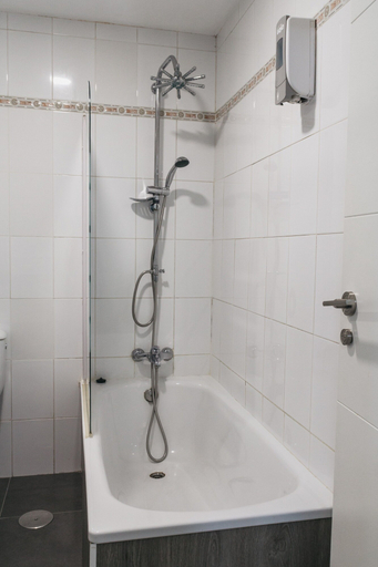 Bathroom 3, Marqués de Guadiaro 1, Málaga