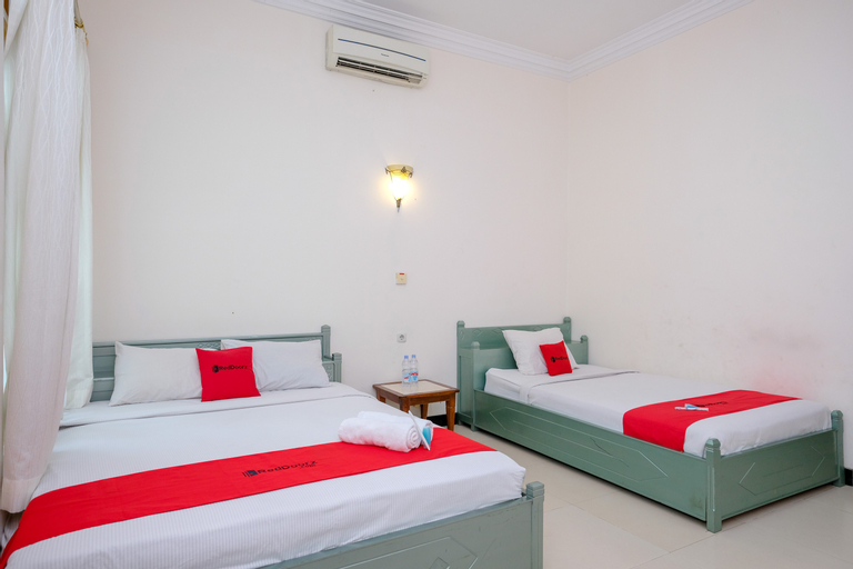Bedroom 4, RedDoorz @ Savitri Hotel, Sleman