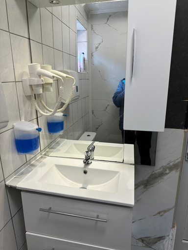 Bathroom 3, Motel Caesar, Wien