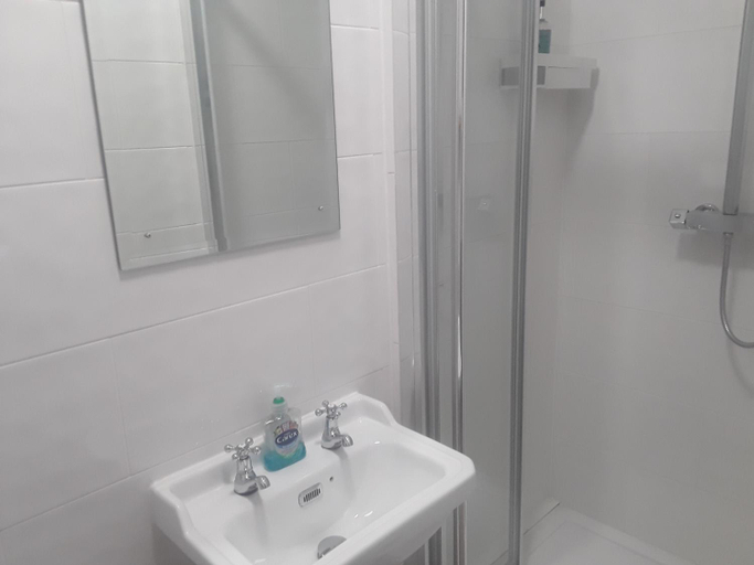 Bathroom, Lincoln House, Bournemouth