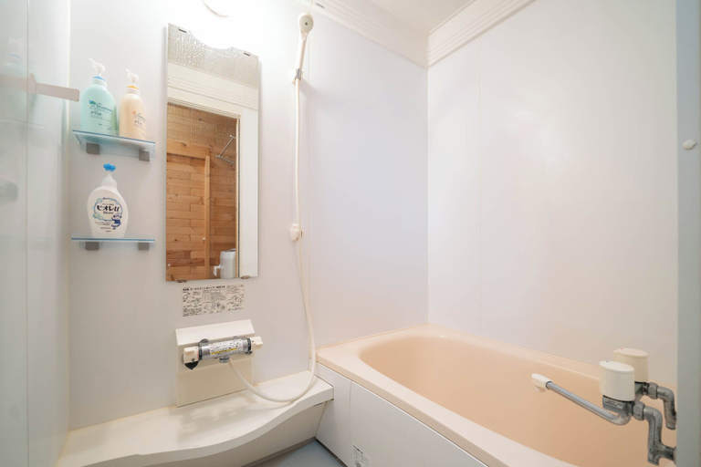 Bathroom 4, C-FLAT, Niki