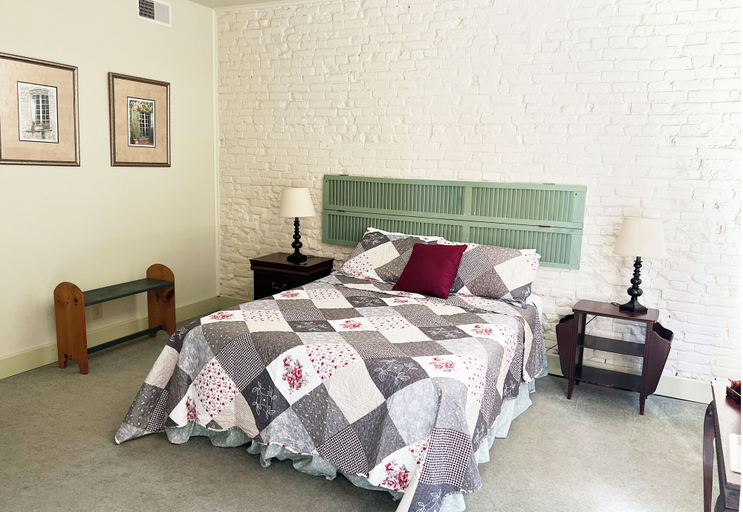 Bedroom 3, The Eagles Nest Inn, Pike