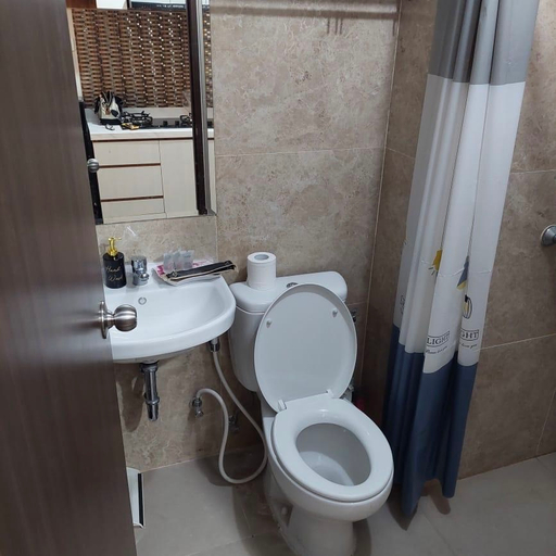 Bathroom, Apartemen Transpark Juanda By Kakarama, Bekasi