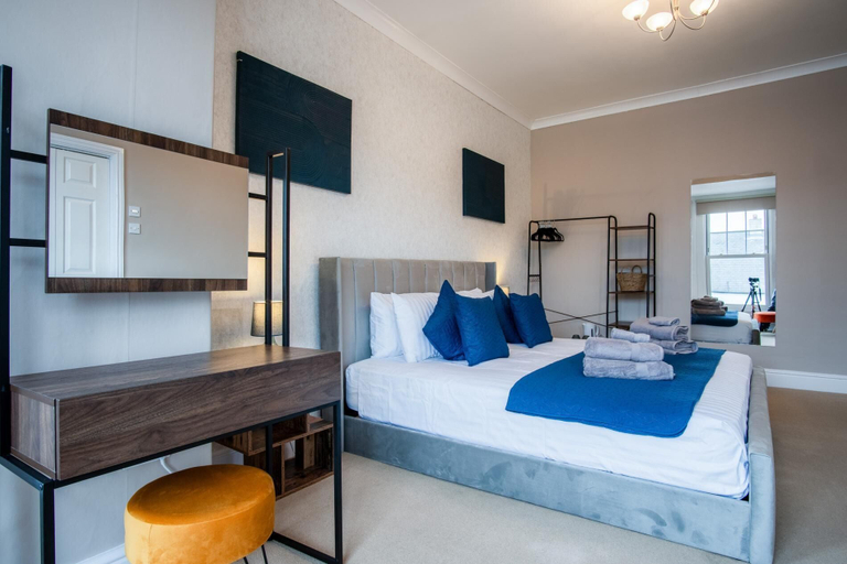 Bedroom 2, The Lanterns - 9 Bedroom - Sleeps 17 - Saundersfoot Village Centre, Pembrokeshire