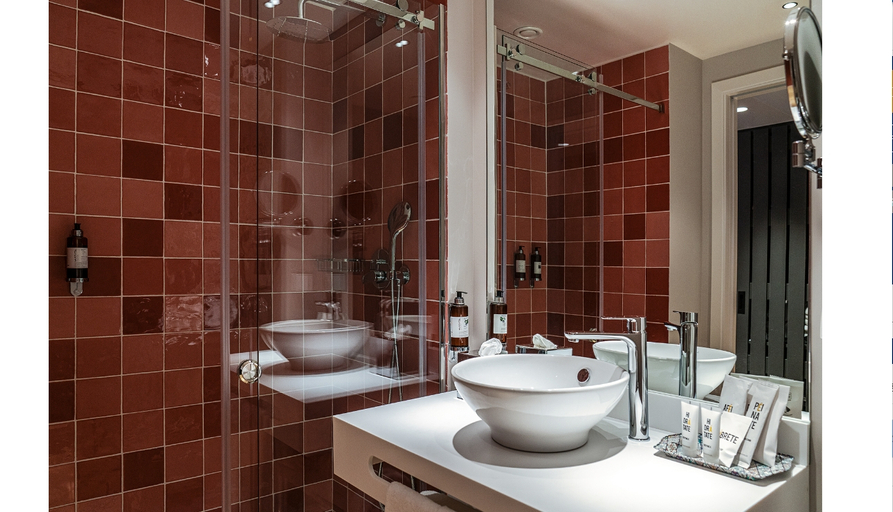 Bathroom 5, Hotel Vincci Bonjardim, Porto