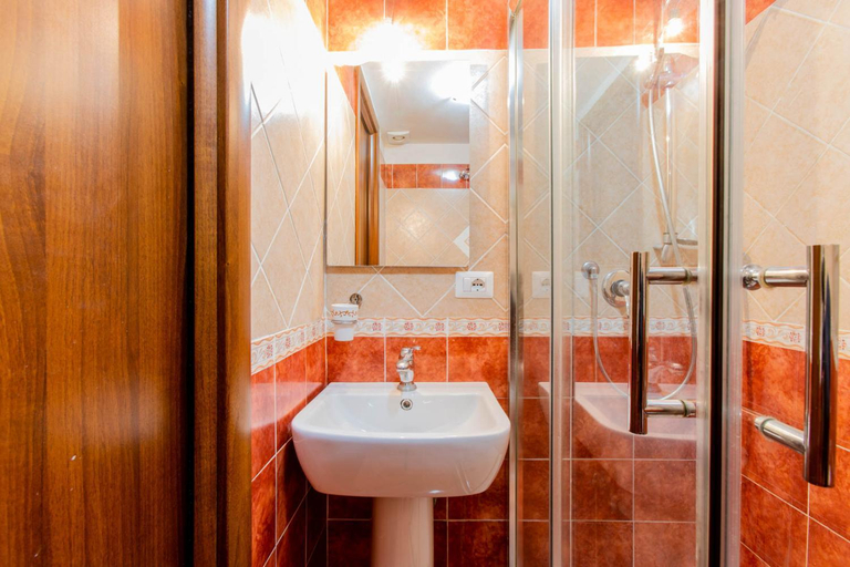 Bathroom 3, Oscar 3, Rome