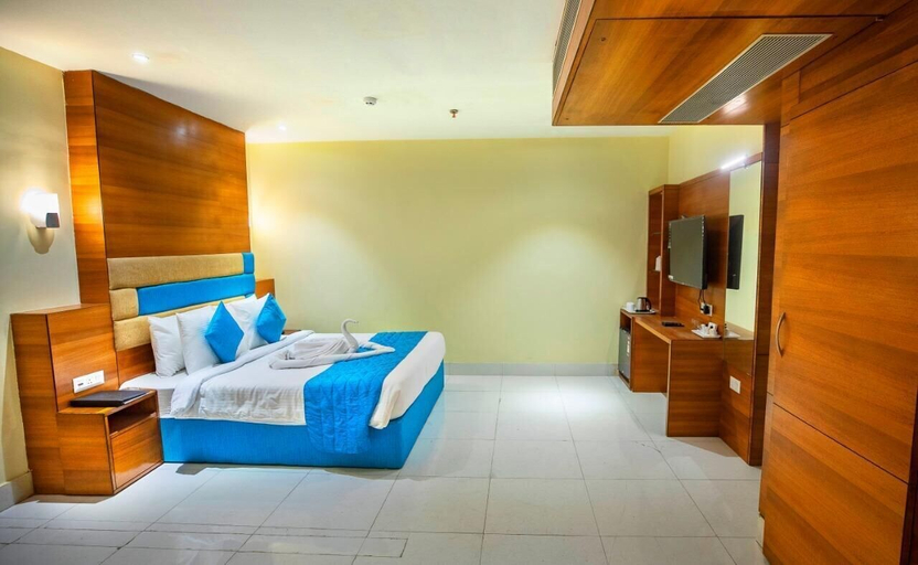 Bedroom 1, King S Crown, North 24 Parganas