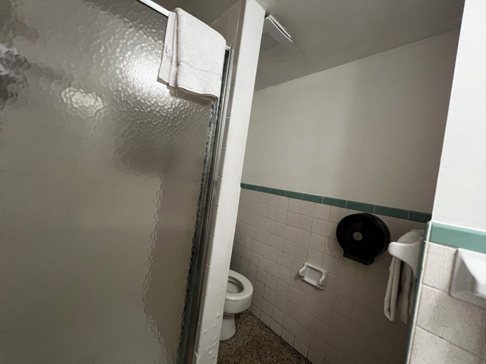 Bathroom 3, Nocturne Motel, Volusia