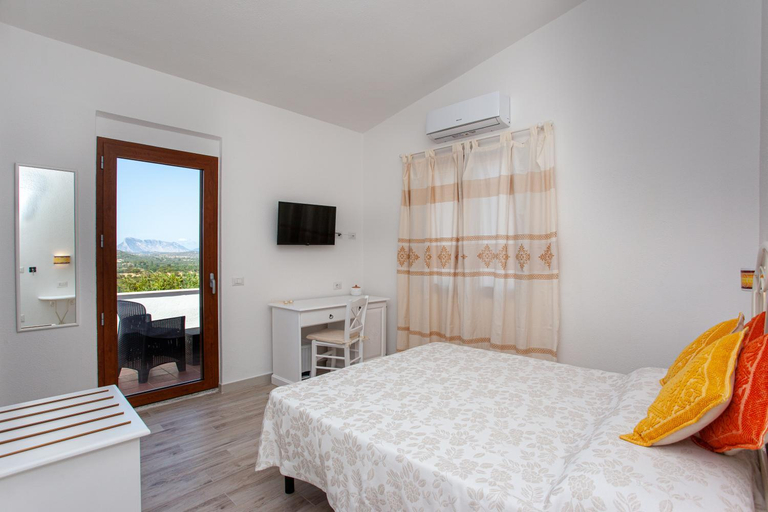 Bedroom 2, La Casa in Collina - affittacamere con vista mare, Nuoro