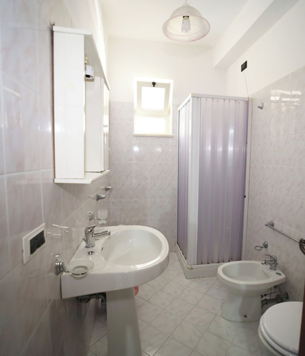 Bathroom 5, Hotel Napoleone, Cosenza