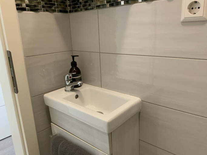 Bathroom 3, EXECUTIVE SINGLE ROOM WITH EN-SUITE in GUEST HOUSE CITY CENTRE, Luxembourg