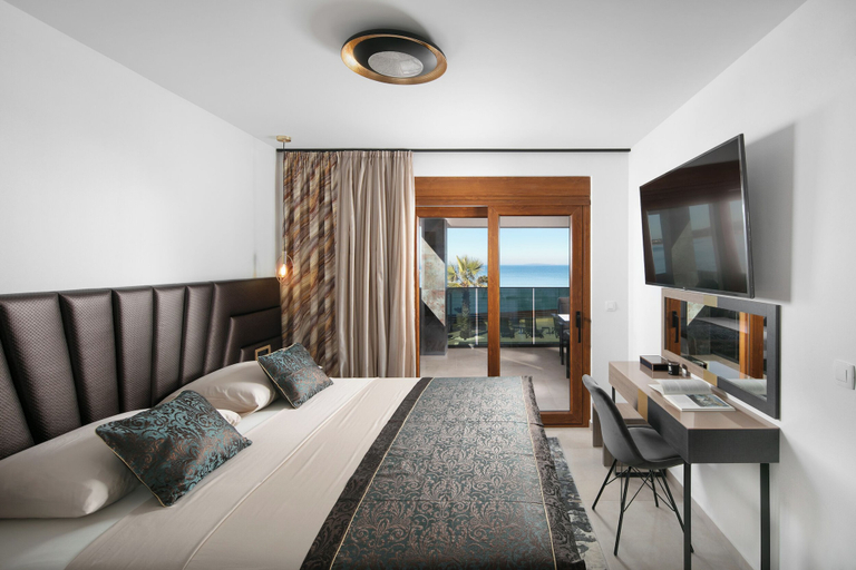 Bedroom 3, Infinity Blue and Golden Sky, Vir