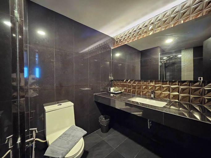 Bathroom 4, Oscar Palace Hotel & Wellness Center, Sadao