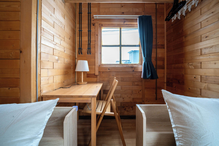 Bedroom 3, C-FLAT, Niki