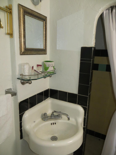Bathroom 3, El Trovatore Motel, Mohave