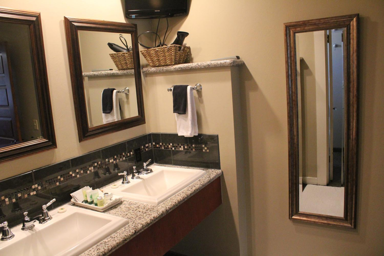 Bathroom 3, The Drift Inn, Minidoka