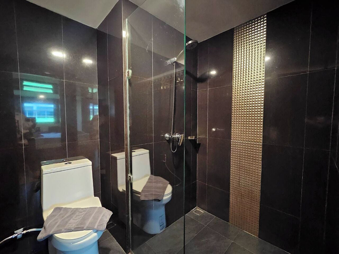 Bathroom 4, Oscar Palace Hotel & Wellness Center, Sadao