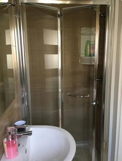 Bathroom, Pembroke Suites