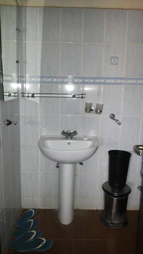Bathroom 13