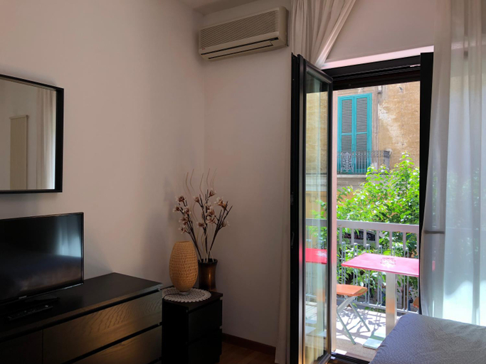 Others 5, Casa De Rossi, Bari