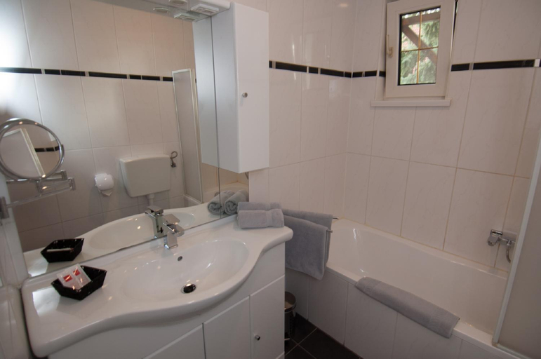 Bathroom 3, Hotel Restaurant Stockl, Bruck an der Leitha