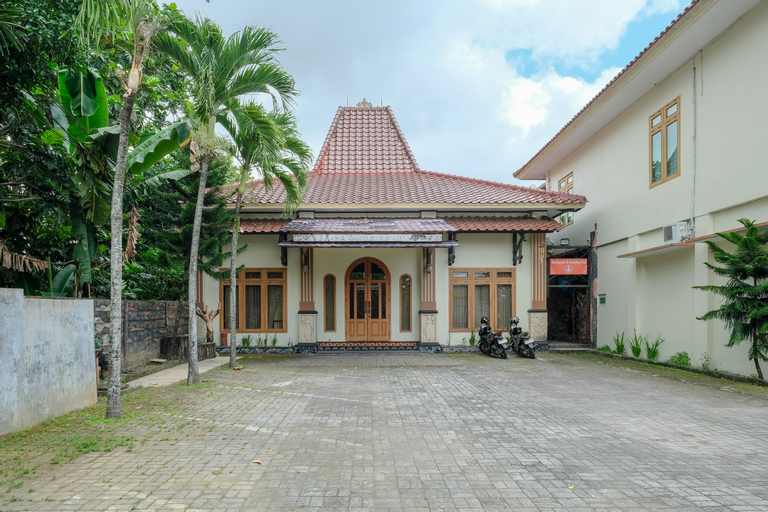 Exterior & Views 2, RedDoorz @ Savitri Hotel, Sleman