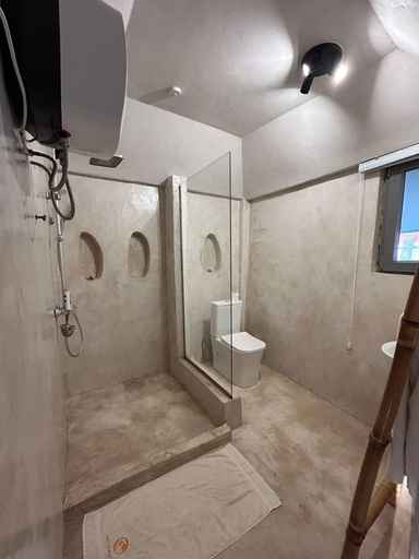 Bathroom 3, Oasis Beach Resort, Cape Coast